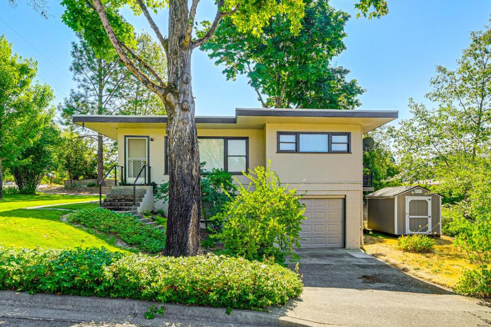 Grants Pass Getaway with Expansive Deck!